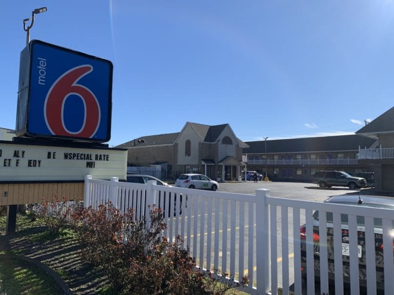 A street view of the front of the Motel 6 in Portsmouth, Virginia