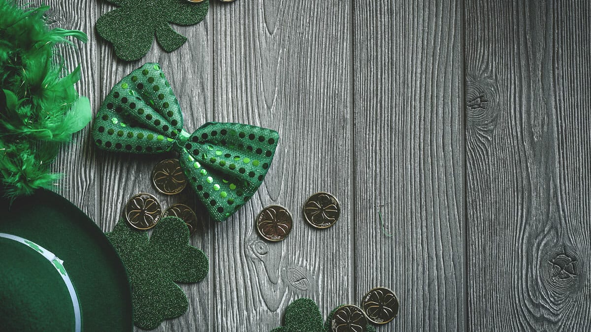 Image of a green bow and top Hat and gold coins to display a saint Patrick's Day Celebrations in Portsmouth, Virginia